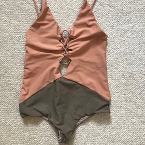 ACACIA KOKOMO ONE PIECE